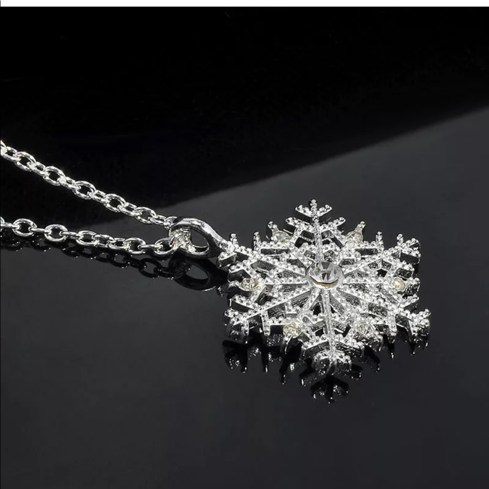 Frozen Snowflake crystal necklace - Picture 4 of 8